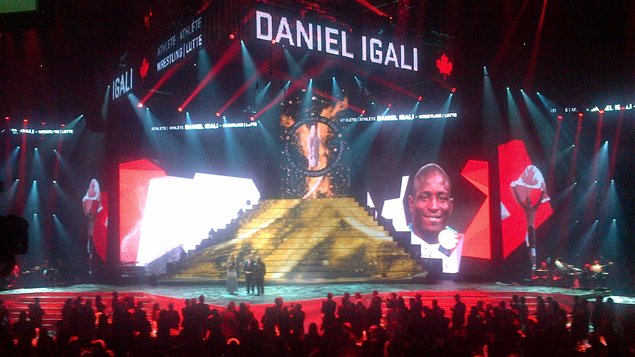 Le lutteur Daniel Igali lors de la cérémonie d'intronisation au Temple de la renommée olympique Le lutteur Daniel Igali lors de la cérémonie d'intronisation au Temple de la renommée olympique