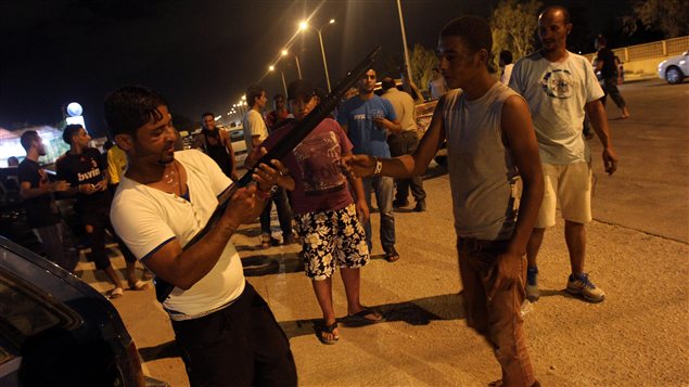 Des manifestants armés rassemblés à Benghazi, le 22 septembre. Des manifestants armés rassemblés à Benghazi, le 22 septembre.