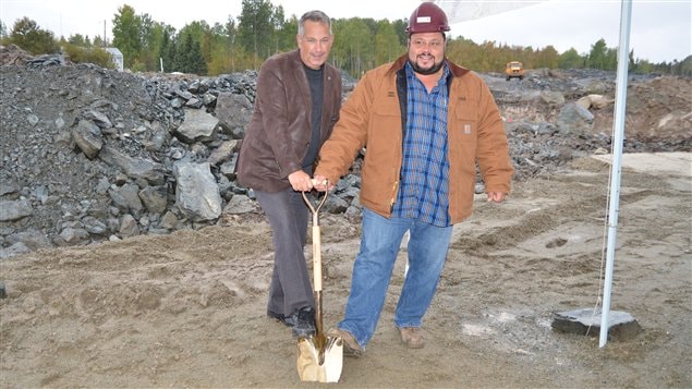 Le maire de Rouyn-Noranda, Mario Provencher, et le président de Gestion Coulombe et frères, Steve Coulombe, ont effectué une première pelletée de terre au projet domiciliaire Saguenay. Le maire de Rouyn-Noranda, Mario Provencher, et le président de Gestion Coulombe et frères, Steve Coulombe, ont effectué une première pelletée de terre au projet domiciliaire Saguenay.