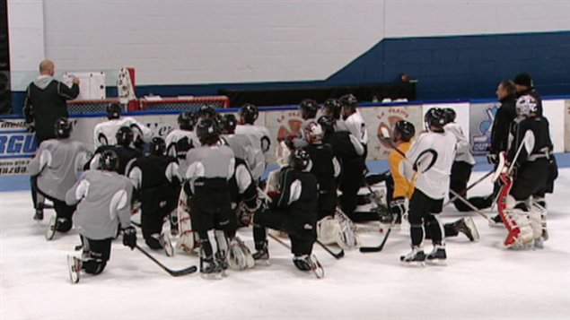 Les Olympiques de Gatineau participent à un entraînement. Les Olympiques de Gatineau participent à un entraînement.