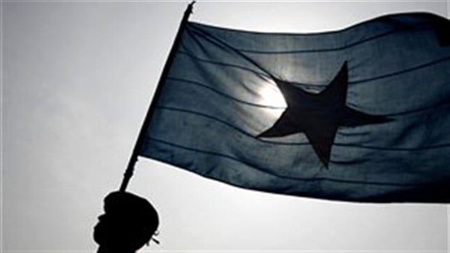 Un policier brandissant le drapeau de la Somalie Un policier brandissant le drapeau de la Somalie