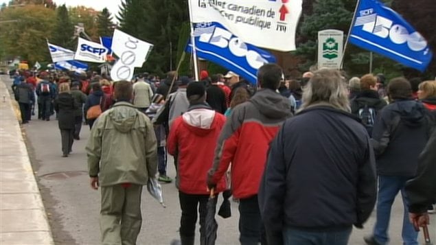 Des centaines de personnes manifestent contre la fermeture de la centrale Gentilly-2 à Bécancour. Des centaines de personnes manifestent contre la fermeture de la centrale Gentilly-2 à Bécancour.