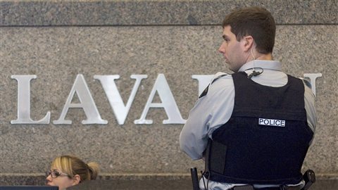 Un policier de la GRC lors d'une perquisition ayant eu lieu le 13 avril 2012 aux bureaux montréalais de l'entreprise. Un policier de la GRC lors d'une perquisition ayant eu lieu le 13 avril 2012 aux bureaux montréalais de l'entreprise.