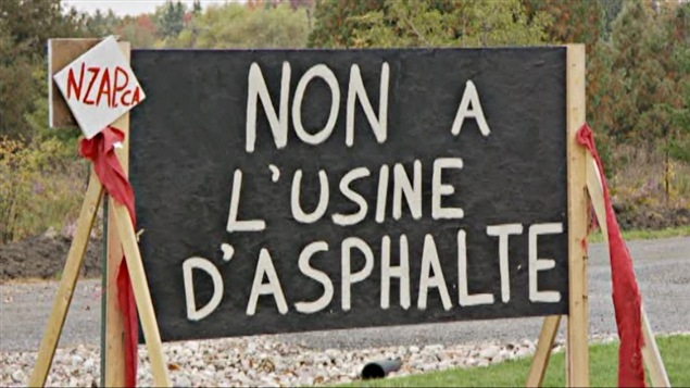 Des citoyens s'opposent au projet d'usine d'asphalte à Plantagenet. Des citoyens s'opposent au projet d'usine d'asphalte à Plantagenet.