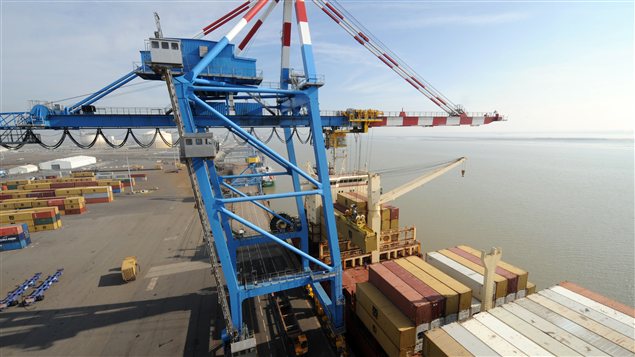 Un cargo est déchargé de ses conteneurs au Grand port maritime de Nantes-Saint-Nazaire, dans l'ouest de la France. Un cargo est déchargé de ses conteneurs au Grand port maritime de Nantes-Saint-Nazaire, dans l'ouest de la France.