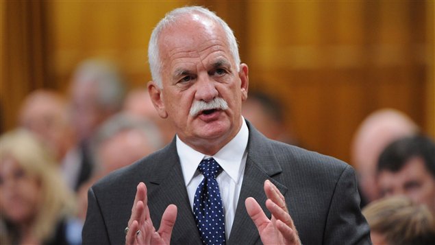 Le ministre fédéral de la Sécurité publique, Vic Toews, à la période de questions à la Chambre de communes à Ottawa. Le ministre fédéral de la Sécurité publique, Vic Toews, à la période de questions à la Chambre de communes à Ottawa.