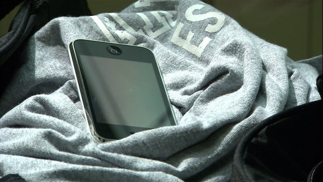 Au Canada, les téléphones volés peuvent être réactivés. Volés, réactivés, revolés, réactivés de nouveau… parfois chez le même fournisseur ! Au Canada, les téléphones volés peuvent être réactivés. Volés, réactivés, revolés, réactivés de nouveau… parfois chez le même fournisseur !