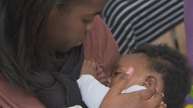 Une mère qui allaite son enfant. Une mère qui allaite son enfant.