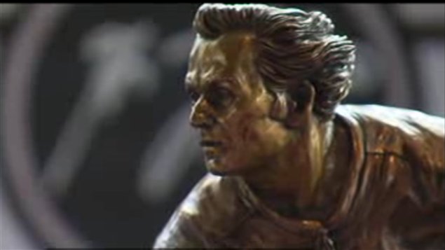 Une réplique du bronze de Guy Lafleur Une réplique du bronze de Guy Lafleur