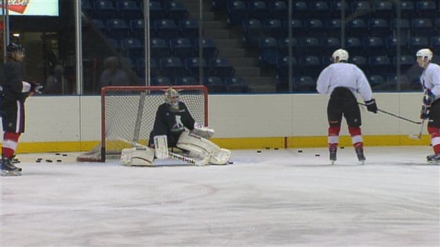 Les joueurs de la LNH se sont entraînés en matinée au Colisée Pepsi. Les joueurs de la LNH se sont entraînés en matinée au Colisée Pepsi.