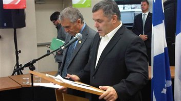 Le ministre de l'Environnement du Québec, Daniel Breton, donne son accord au sautage de 37 secondes qu'Osisko veut effectuer à sa mine de Malartic, mais avec certaines conditions. Le ministre de l'Environnement du Québec, Daniel Breton, donne son accord au sautage de 37 secondes qu'Osisko veut effectuer à sa mine de Malartic, mais avec certaines conditions.