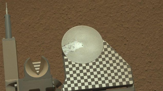 Le bras robotisé a déposé un échantillon de sol martien dans le plateau d'observation de Curiosity. Le bras robotisé a déposé un échantillon de sol martien dans le plateau d'observation de Curiosity.