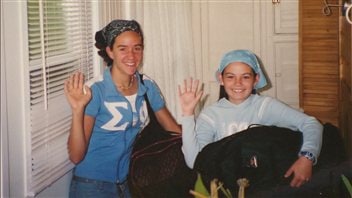 Charlaine Dalpé et Claudia Garneau lors de leurs vacances en Gaspésie, à 12 ans. Charlaine Dalpé et Claudia Garneau lors de leurs vacances en Gaspésie, à 12 ans.