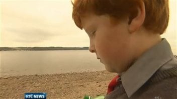 Le jeune Oisin Millea a retrouvé la lettre sur la côte est de l'Irlande. Le jeune Oisin Millea a retrouvé la lettre sur la côte est de l'Irlande.