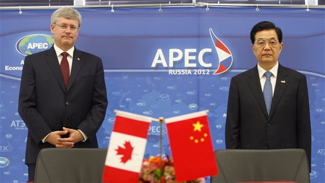 Le premier ministre Stephen Harper et le président chinois Hu Jintao, lors du sommet de l'APEC à Vladivostok, en Russie, en septembre 2012 Le premier ministre Stephen Harper et le président chinois Hu Jintao, lors du sommet de l'APEC à Vladivostok, en Russie, en septembre 2012