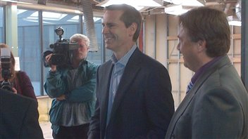 Dalton McGuinty visite le centre de développement d'Elliot Lake Dalton McGuinty visite le centre de développement d'Elliot Lake