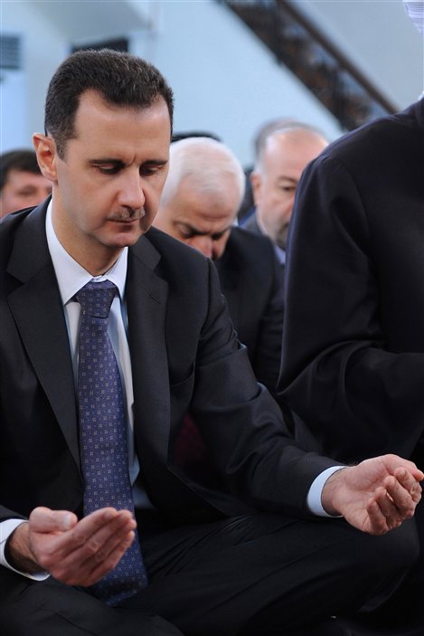 Le président syrien Bachar Al-Assad participe à la prière dans une mosquée de Damas.