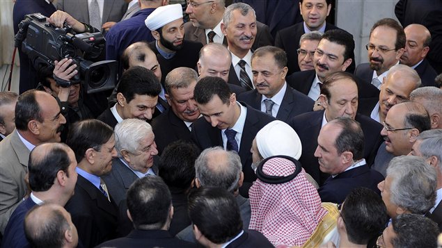 Le président syrien Bachar al-Assad fait une rare apparition au sortir d'une mosquée.