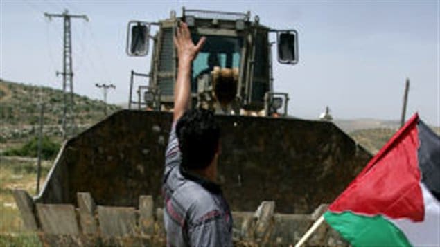Un Palestinien s'oppose à l'expansion d'une colonie à Yad Yair, près de Ramallah, en Cisjordanie. Un Palestinien s'oppose à l'expansion d'une colonie à Yad Yair, près de Ramallah, en Cisjordanie.