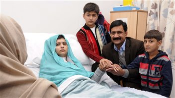 Une photo de Malala Yousafzai avec sa famille à son chevet dans un hôpital de Grande-Bretagne Une photo de Malala Yousafzai avec sa famille à son chevet dans un hôpital de Grande-Bretagne