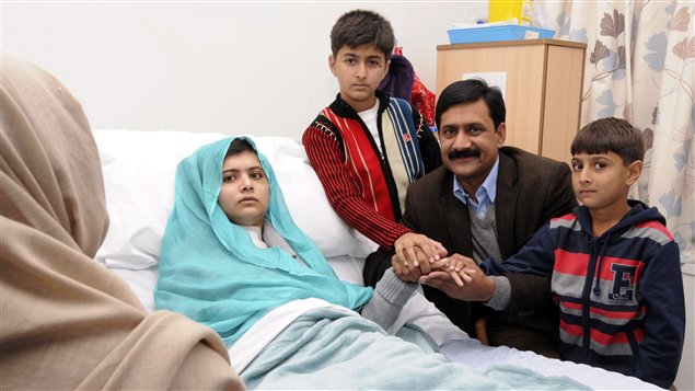 Une photo de Malala Yousufzai avec sa famille à son chevet dans un hôpital de Grande-Bretagne Une photo de Malala Yousufzai avec sa famille à son chevet dans un hôpital de Grande-Bretagne