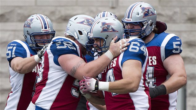 Les Alouettes entourent Ryan Bomben (64). Les Alouettes entourent Ryan Bomben (64).