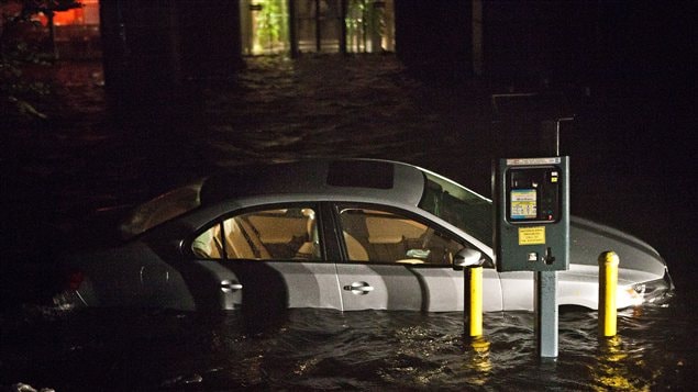 Une voiture inondée dans le Financial District de New York, lors du passage de la tempête Sandy, le 29 octobre 2012 Une voiture inondée dans le Financial District de New York, lors du passage de la tempête Sandy, le 29 octobre 2012