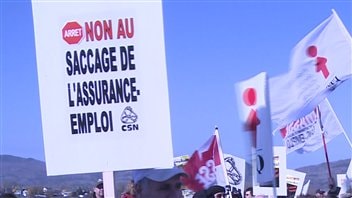 Manifestation contre la réforme de l'assurance-emploi à Pointe-à-la-Croix. Manifestation contre la réforme de l'assurance-emploi à Pointe-à-la-Croix.