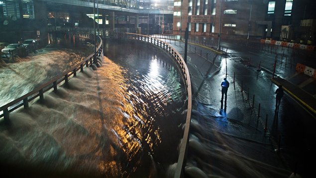L'eau déferle de l'un des tunnels de New York après le passage de l'ouragan Sandy, devenu tempête tropicale. L'eau déferle de l'un des tunnels de New York après le passage de l'ouragan Sandy, devenu tempête tropicale.