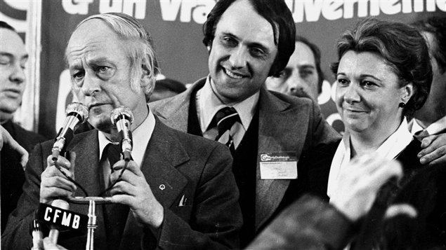 Le premier ministre René Lévesque s'adresse à ses partisans après la victoire du Parti québécois, le 15 novembre 1976. Le premier ministre René Lévesque s'adresse à ses partisans après la victoire du Parti québécois, le 15 novembre 1976.