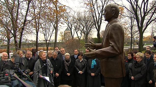 La première ministre Pauline Marois prend la parole devant la statue de René Lévesque sur la colline parlementaire, à Québec. La première ministre Pauline Marois prend la parole devant la statue de René Lévesque sur la colline parlementaire, à Québec.