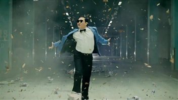 Le cnahteur et danseur PSY dans la vidéo qui l'a rendu célèbre. Le cnahteur et danseur PSY dans la vidéo qui l'a rendu célèbre.