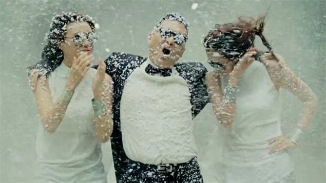 Le chanteur PSY livre un vidéo ludique et original. Le chanteur PSY livre un vidéo ludique et original.
