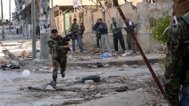 Combats entre rebelles syriens et soldats de l'armée régulière à Alep. Combats entre rebelles syriens et soldats de l'armée régulière à Alep.
