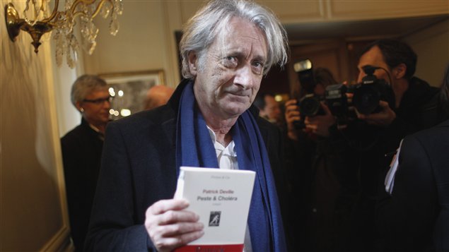 L'écrivain français Patrick Deville s'est vu remettre le prix Femina 2012 lundi à Paris. L'écrivain français Patrick Deville s'est vu remettre le prix Femina 2012 lundi à Paris.