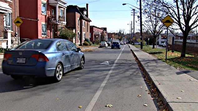 De nombreuses rues d'Ottawa et de Gatineau sont munies de dos d'âne pour ralentir les véhicules. De nombreuses rues d'Ottawa et de Gatineau sont munies de dos d'âne pour ralentir les véhicules.