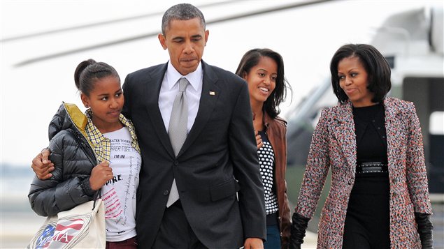 À l'aéroport de Chicago, le président Obama, entouré de sa famille, s'apprêtant à prendre l'avion pour Washington. À l'aéroport de Chicago, le président Obama, entouré de sa famille, s'apprêtant à prendre l'avion pour Washington.