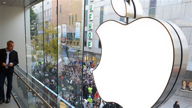 Des consommateurs font la file devant une boutique Apple à Munich, en Allemagne. Des consommateurs font la file devant une boutique Apple à Munich, en Allemagne.