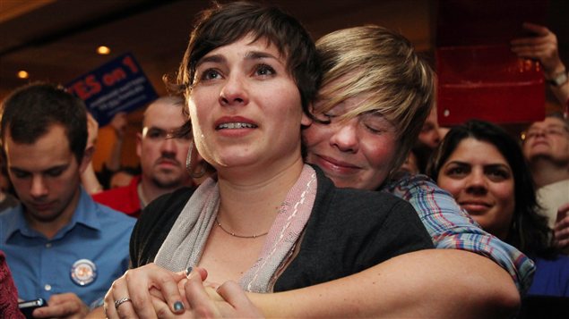 Lauren Snead (à droite) étreint sa conjointe Katy Jayne dans la foulée de la victoire des partisans du mariage gai au Maine. Le couple prévoit se marier rapidement. Lauren Snead (à droite) étreint sa conjointe Katy Jayne dans la foulée de la victoire des partisans du mariage gai au Maine. Le couple prévoit se marier rapidement.