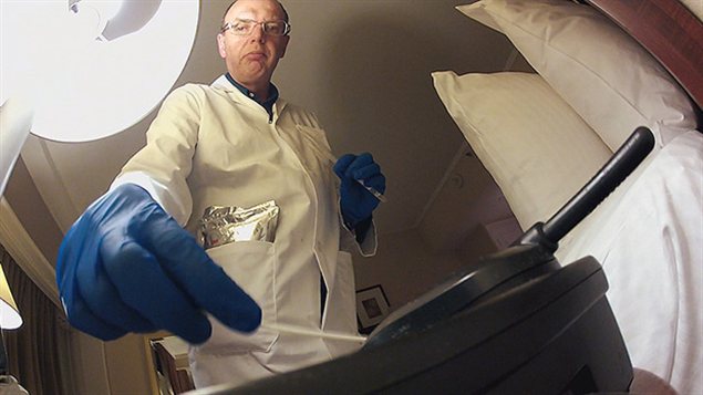Le microbiologiste Keith Warriner prélève un échantillon sur un téléphone. Le microbiologiste Keith Warriner prélève un échantillon sur un téléphone.