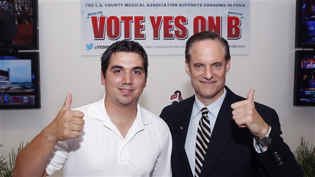 Derrick Burts, ancien acteur porno, et Michael Weinstein, président de la AIDS Healthcare Foundation, saluent le support des électeurs pour la « mesure B » Derrick Burts, ancien acteur porno, et Michael Weinstein, président de la AIDS Healthcare Foundation, saluent le support des électeurs pour la « mesure B »