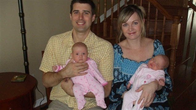 Christian Martin et sa conjointe Paula tiennent dans leurs bras leurs jumelles Lucie et Athéna. Christian Martin et sa conjointe Paula tiennent dans leurs bras leurs jumelles Lucie et Athéna.