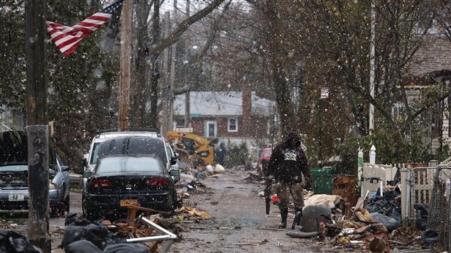 Les Newyorkais encore éprouvés par le passage de l'ouragan Sandy font face à la première tempête hivernale. Les Newyorkais encore éprouvés par le passage de l'ouragan Sandy font face à la première tempête hivernale.