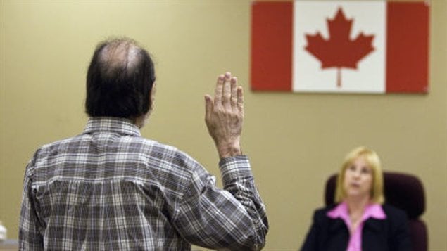 Immigrant prêtant serment au Canada Immigrant prêtant serment au Canada