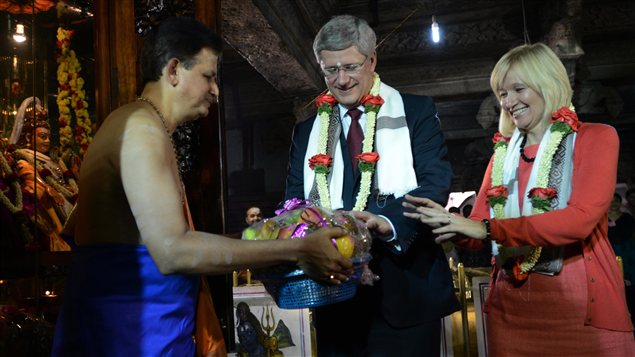 Le premier ministre Harper et sa femme, Laureen, ont visité un temple de Bangalore, en Inde.