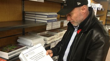 Murray Sang, directeur au SASS, explique que des dépliants sur l'aide disponible aux étudiants sont distribués lors de l'achat de manuels scolaires. Murray Sang, directeur au SASS, explique que des dépliants sur l'aide disponible aux étudiants sont distribués lors de l'achat de manuels scolaires.