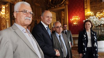 Georges Sabra au premier plan avec le ministre français des Affaires étrangères Laurent Fabius, l'nce président du CNS Abdelbasset Sayda et l'ex-membre du CNS Bassma Kodmani. Georges Sabra au premier plan avec le ministre français des Affaires étrangères Laurent Fabius, l'nce président du CNS Abdelbasset Sayda et l'ex-membre du CNS Bassma Kodmani.