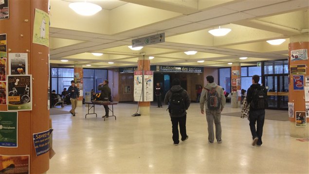 Des étudiants dans un pavillon de l'Université d'Ottawa Des étudiants dans un pavillon de l'Université d'Ottawa