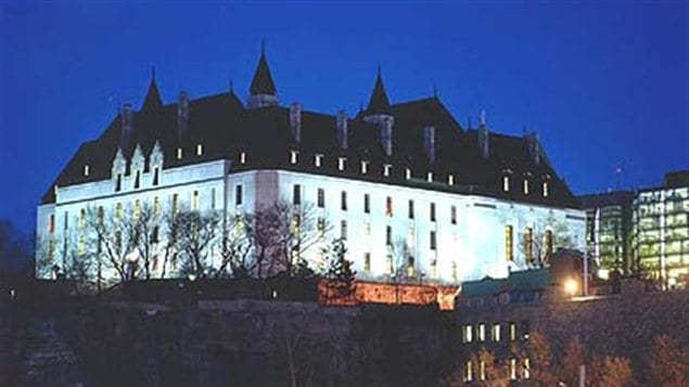 La Cour suprême du Canada vue de nuit depuis la rivière des Outaouais La Cour suprême du Canada vue de nuit depuis la rivière des Outaouais