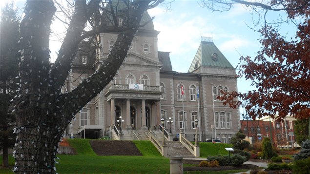 Les drapeaux de l'hôtel de ville de Sherbrooke ont été mis en berne en hommage aux victimes de l'explosion chez Neptune Technologies. Les drapeaux de l'hôtel de ville de Sherbrooke ont été mis en berne en hommage aux victimes de l'explosion chez Neptune Technologies.